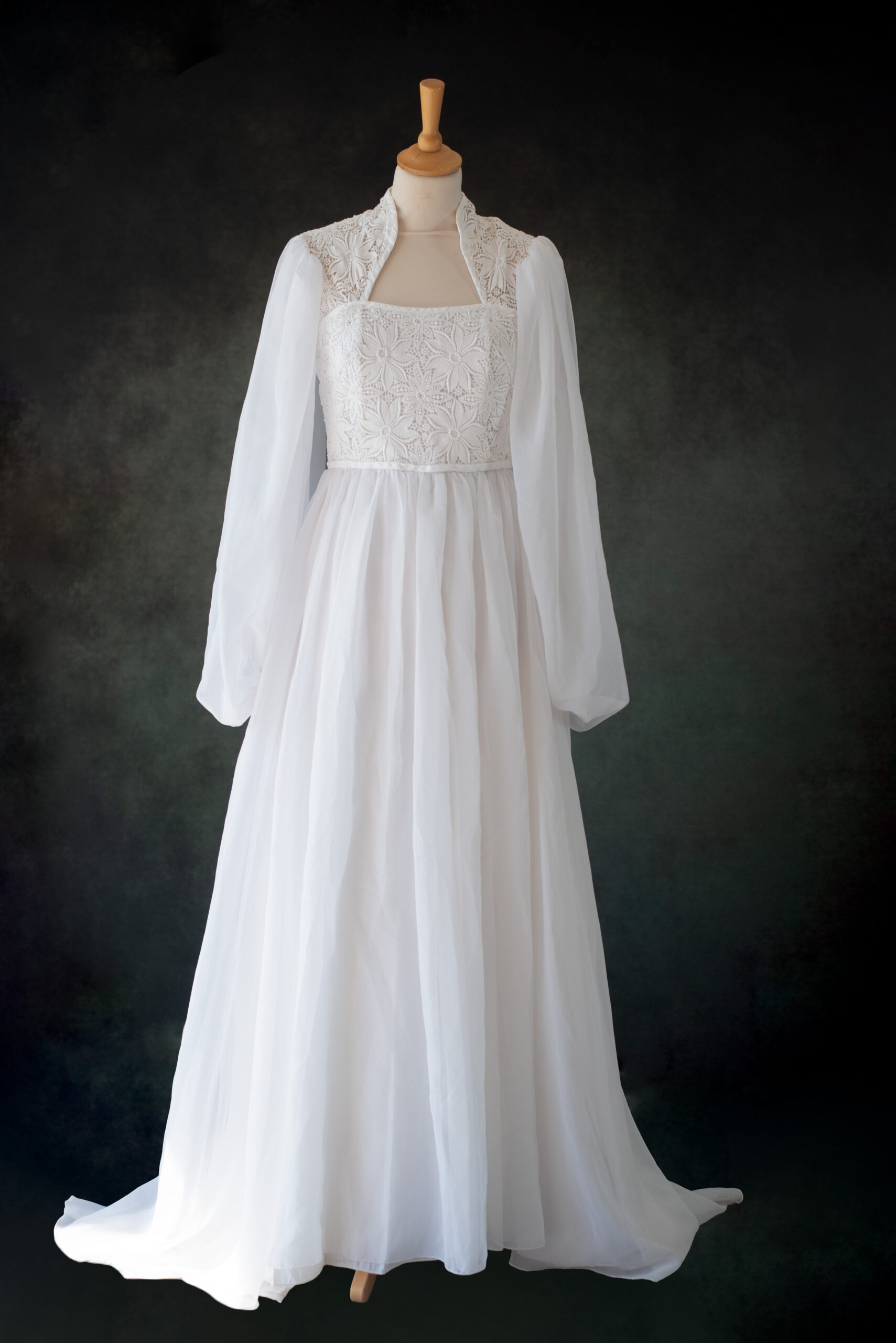 Robe de mariée blanche longue anées 70 manche bouffante
