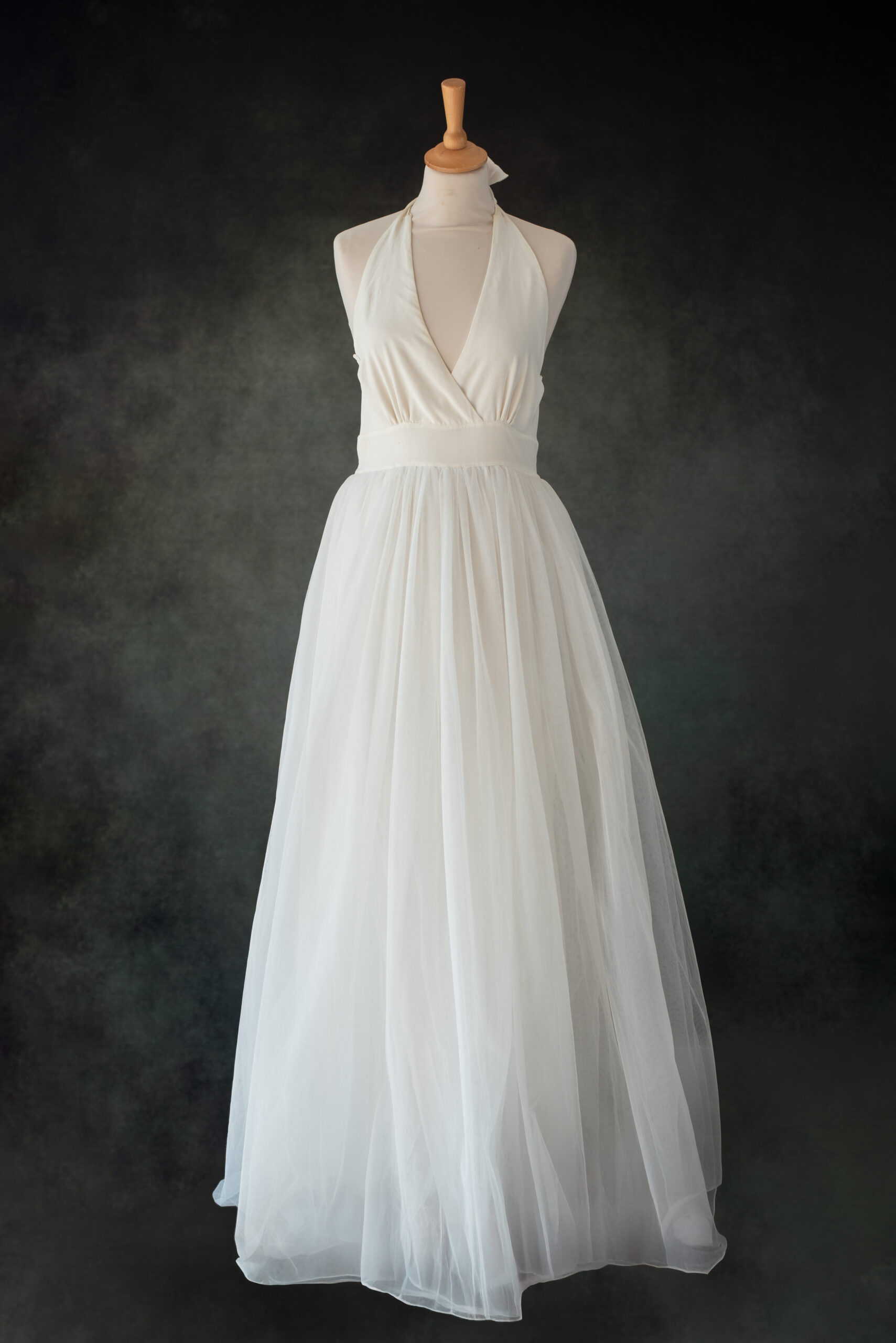 Robe longue blanche dos nu et jupe en tulle